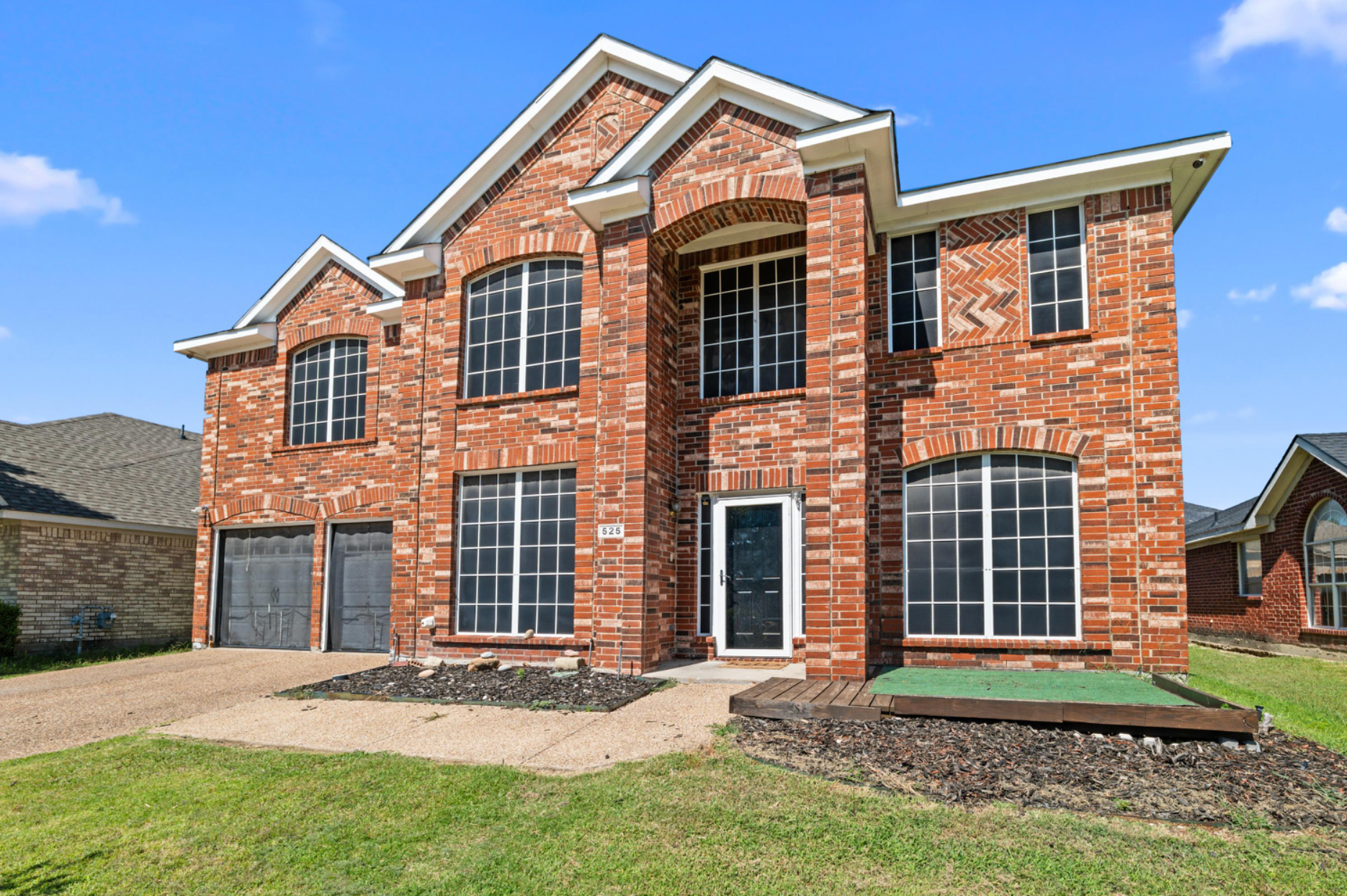Exterior photo of 525 Magnolia Trail Desoto, TX. Large island, chef's kitchen, hardwood floors. 2 story, 4 bedroom, media room(optional 5th bedroom), game room loft, 2 primary suites.