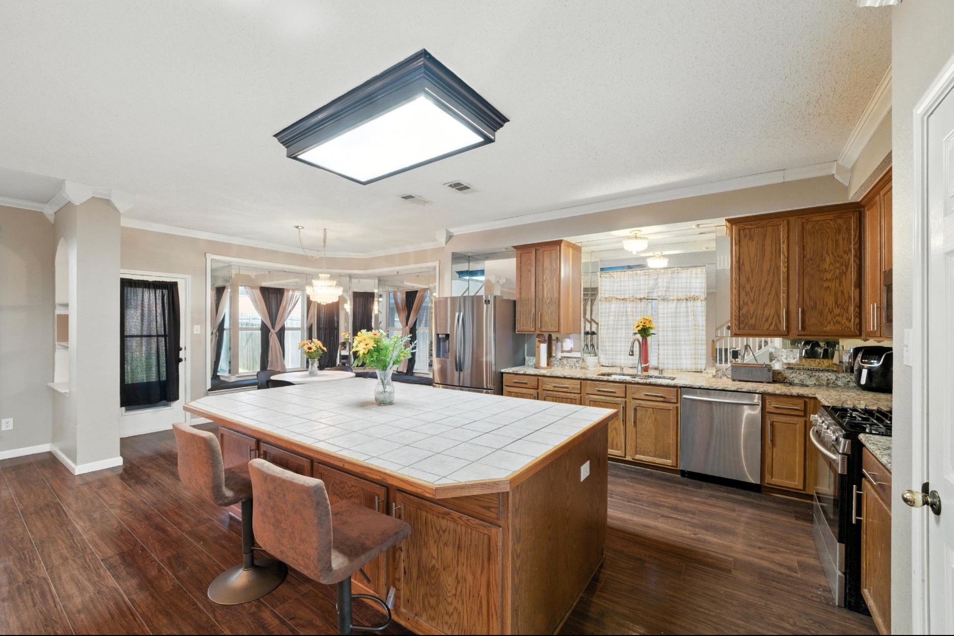 525 Magnolia Trl. -Kitchen Kitchen photo of 525 Magnolia Trail Desoto, TX. Large island, chef's kitchen, hardwood floors. 2 story, 4 bedroom, media room(optional 5th bedroom), game room loft, 2 primary suites.