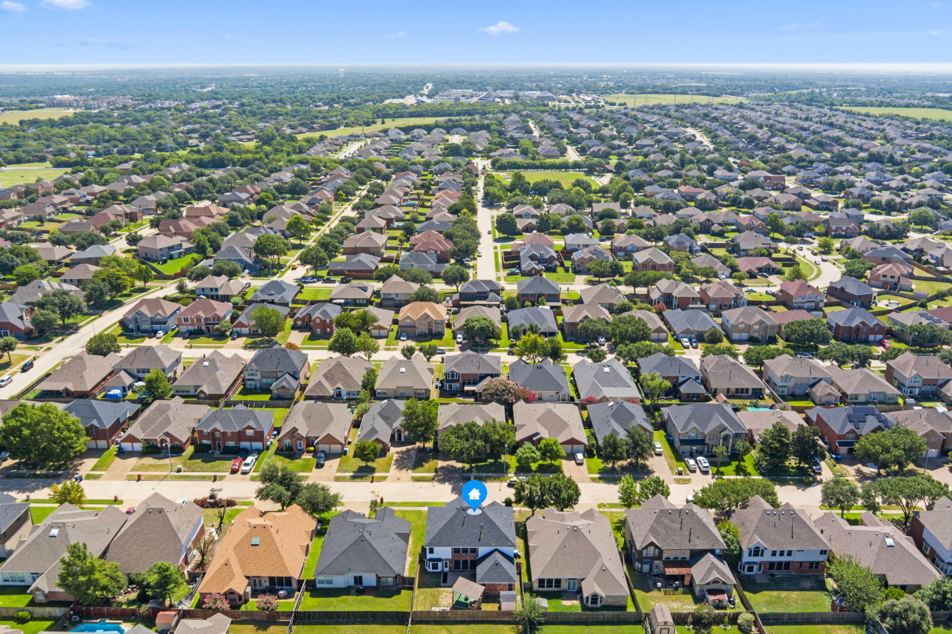525 Magnolia Trail – Drone Photo Top Down Drone photo of 525 Magnolia Trail Desoto, TX. Large island, chef's kitchen, hardwood floors. 2 story, 4 bedroom, media room(optional 5th bedroom), game room loft, 2 primary suites.