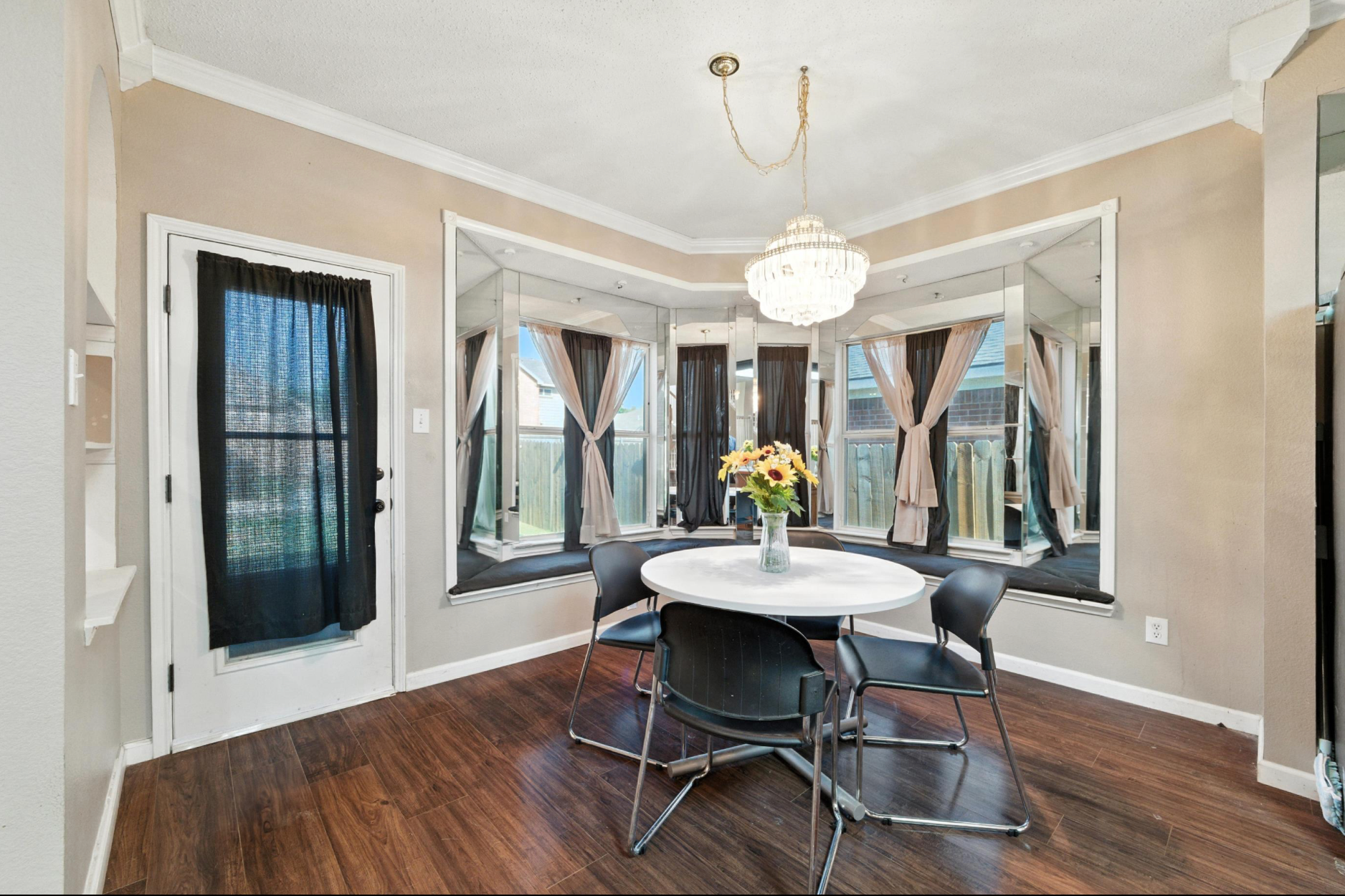 525 Magnolia Trl. – Dining Dining - photo of 525 Magnolia Trail Desoto, TX. Large island, chef's kitchen, hardwood floors. 2 story, 4 bedroom, media room(optional 5th bedroom), game room loft, 2 primary suites.