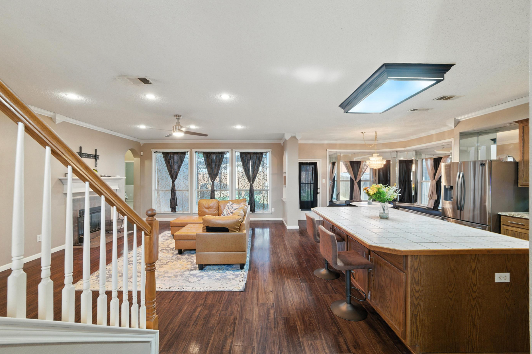 525 Magnolia Trl – Kitchen/Living Kitchen/Living photo of 525 Magnolia Trail Desoto, TX. Large island, chef's kitchen, hardwood floors. 2 story, 4 bedroom, media room(optional 5th bedroom), game room loft, 2 primary suites.